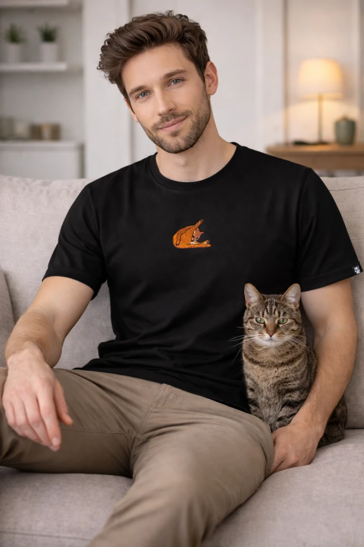 Unisex vyšívané tričko s čiernou mačkou