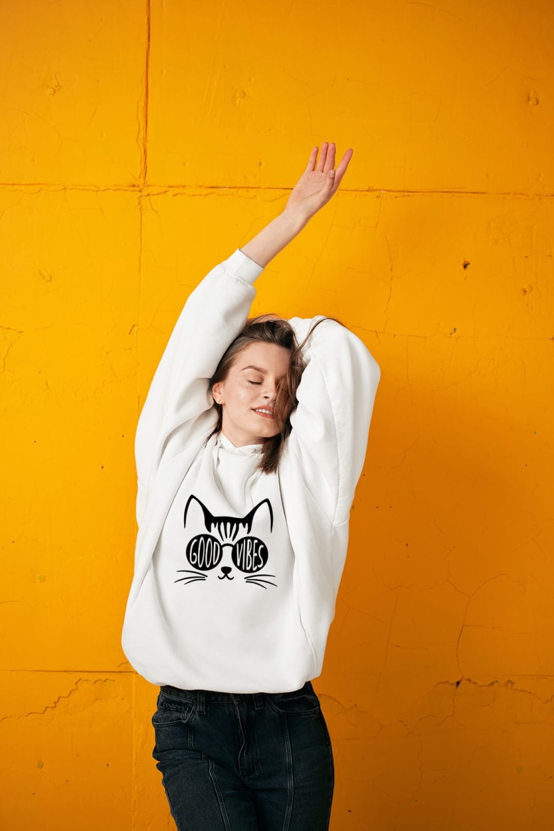 bluza good vibes model.jpg